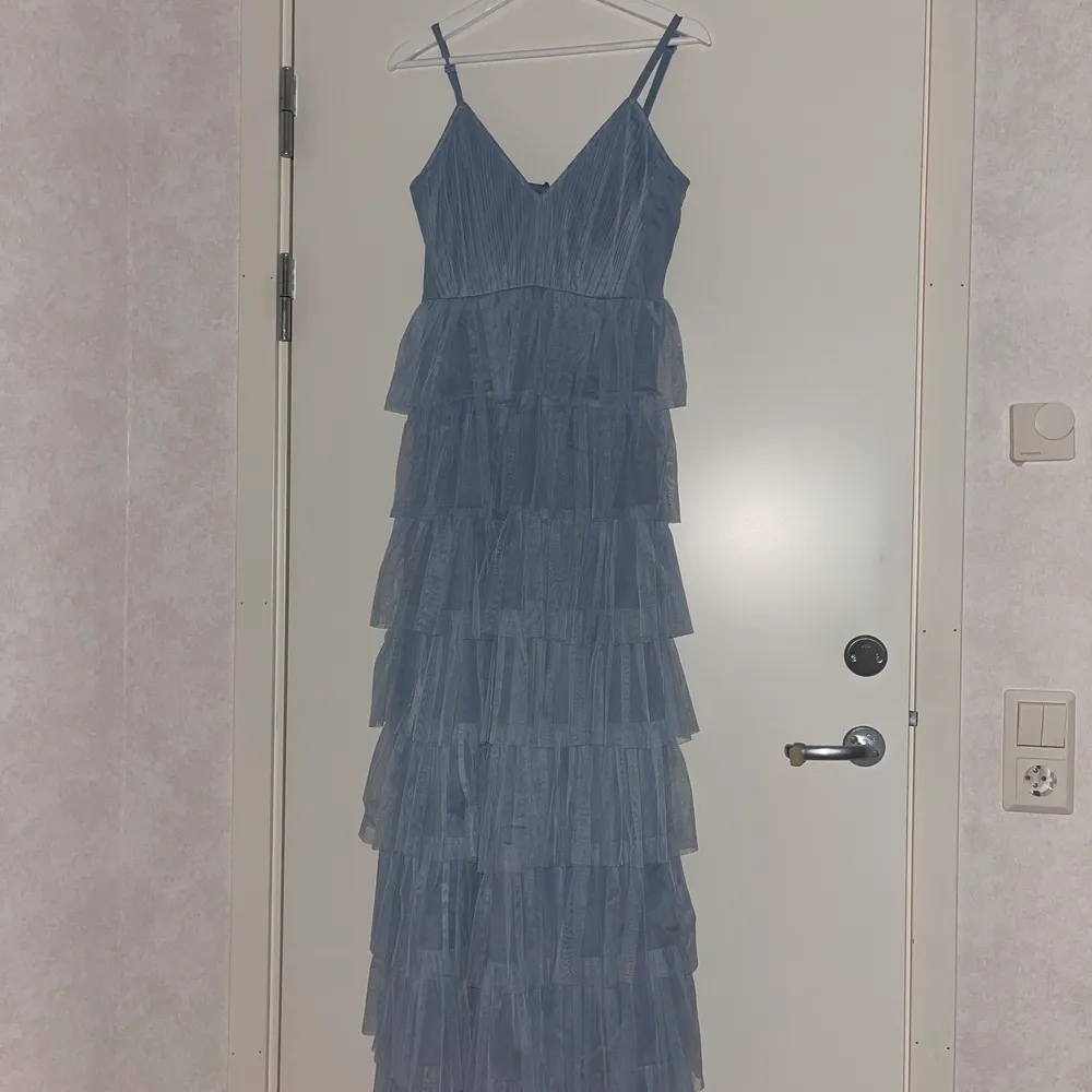 En superfin blå långklänning från Nelly 💕 klänningen är som ny då den endast är använd 1 gång! 500 kr eller högsta bud (nypris = 1300 kr). Klänningar.