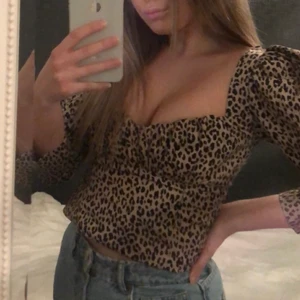Tröja - Säljer denna leopard topp från zara, storlek s. Använd ett par gånger, men är i bra skick. Skriv för fler bilder ❤️