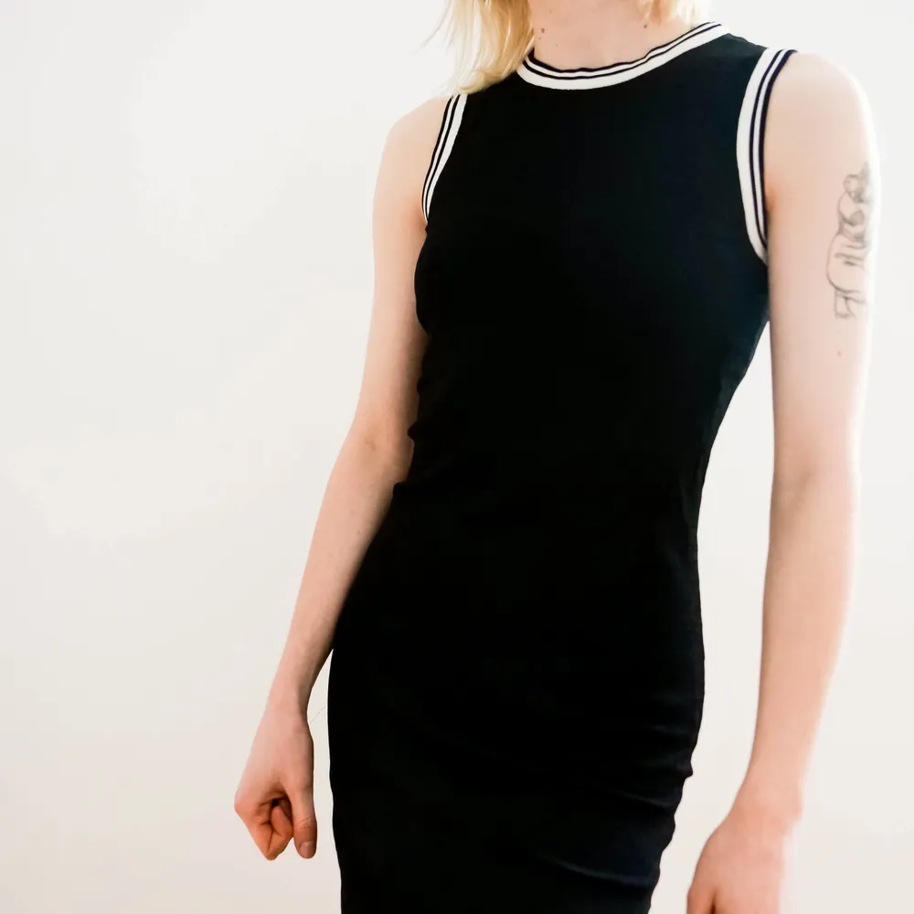 Mycket fint skick på denna svarta klänning i elastiskt material. 🖤🐼. Klänningar.