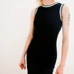 Mycket fint skick på denna svarta klänning i elastiskt material. 🖤🐼