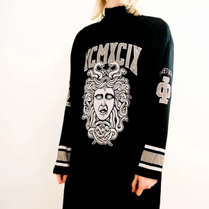 Streetwear-klänning 🖤 - En riktig unik pärla! Går ner till mitten på vaderna på mig som är 168! Fantastiskt skick.🐼🖤