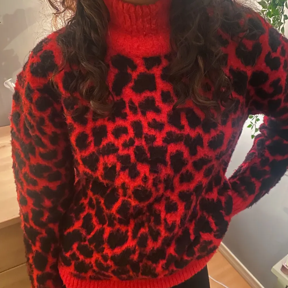Säljer min leopardmönstrade tröja från ZARA då jag redan har en liknande, den är riktigt mjuk och bekväm, den är helt i nyskick och knappt använd, precis som ny . Tröjor & Koftor.