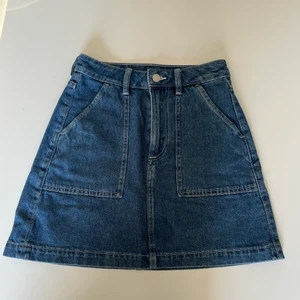 Jeanskjol från H&M  - Säljer en snygg jeanskjol som är perfekt till sommaren!!! Kjolen är i nyskick då den tyvärr är för liten för mig… 