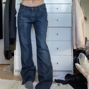 Mörka jeans, typ oanvända!!! Vääääldigt långa på mig som e 167cm! midjemått: 80cm, innerben: 85💯💯💯
