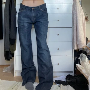 kattiga jeans - Mörka jeans, typ oanvända!!! Vääääldigt långa på mig som e 167cm! midjemått: 80cm, innerben: 85💯💯💯