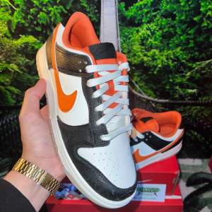 Nike Dunk Low ”PRM Halloween”🎃  Storlek: -44.5  Pris:1999kr