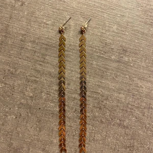 Guldiga Örhängen  - Säljer dessa fina guldiga örhängen ifrån Ur & Penn!! Aldrig använda och det finns 2 par av dem💙 