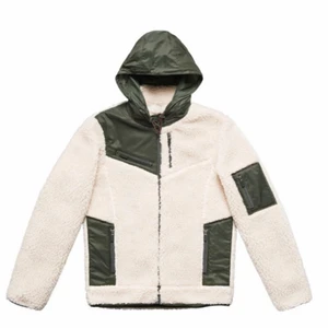 Teddy jacka - Nypris 2000kr och knappt använd🙌🏼 Skriv för mer info och bilder ⭐️💪🏼