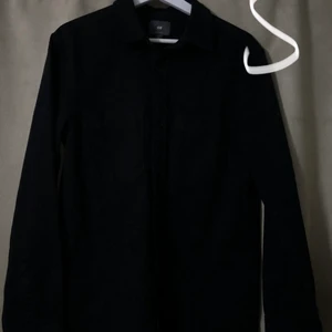 H&M jacka - svart H&M jacka i Size S. Denna är använd en gång. Det är som en jeans jacka men lite mer av tyg.