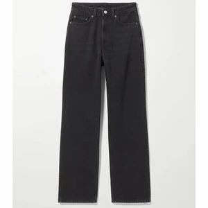 Weekday byxor - Ett par väldigt nya straight weekday jeans men dem är för små därför säljer jag, storlek 24/32 jag är 170 cm och de passar min längd. Ursprungs pris 500. Har i färgen beige/vit och andra färger jag säljer också så skriv