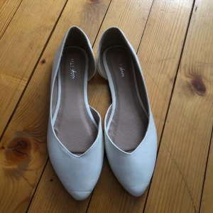 Fin skor - Fina vita skor i st 36, använda en gång