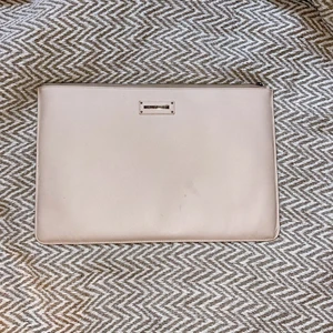 Datorfodral från Ideal of Sweden - Säljer detta ljusrosa datorfodral från Ideal of Sweden💕 Måtten är 38 x 26cm🤍