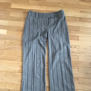 Kostymbyxor - Säljer dessa ursnygga lågmidjade kostymbyxor då dme inte kommer till användning längre 🦋 Jag är 172 och de sitter perfekt i längden på mig. Buda eller köp direkt för 280kr💜