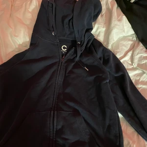 Cubus tröja  - En tröja man kan använda tex om man tränar elr när man vill bara. Jag tycker den är jätte skön men den har blivit för liten för mig 