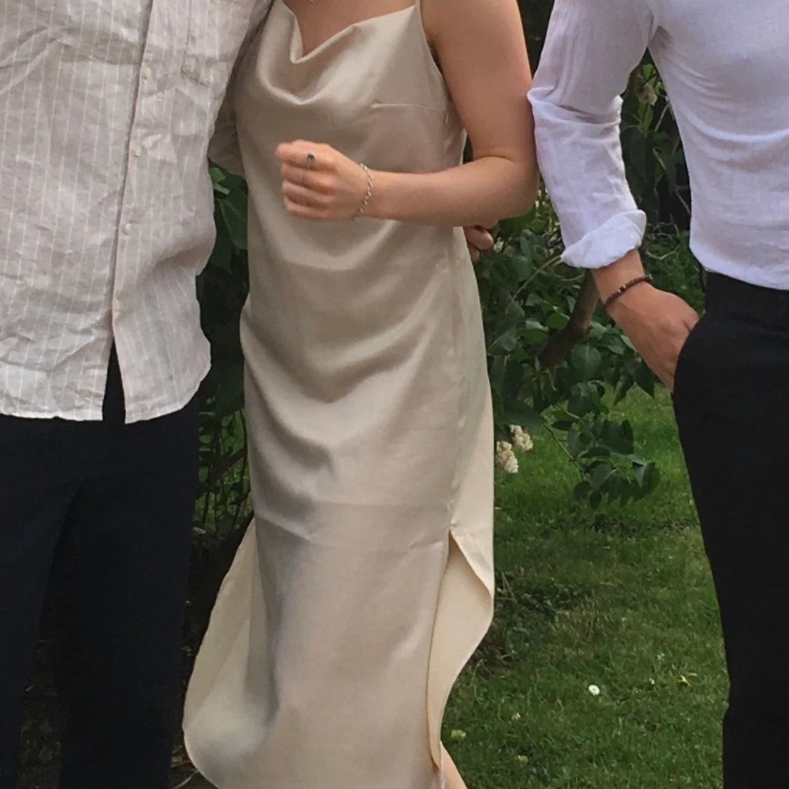 NA-KD satinklänning i champagne - 91