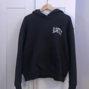 Hoodie - Mörkgrå hoddie från weekday 