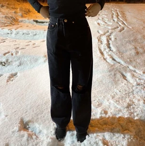 Jeans  - Ett par svarta stentvättade jeans med hål i. Aldrig använt om man inte räknar med när jag tog bilden endast provat. Jag beställde dem ifrån SHEIN men dem var för stora för mig i midjan. Jag beställde dem i storlek S. Men jag tror att dem skulle passa för någon som har storlek M . Men det beror på kroppsform. Älskar dessa byxor och skulle absolut behålla dem om dem passade mig. Pris kan diskuteras i snabb affär. 