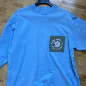 Acne studios X Fjällräven tröja - Acne studios x fjällräven tröja i jätte fint skick. Storlek M och köparen står för frakt💚
