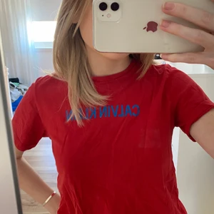 Babytee Calvin Klein - Babytee från Calvin Klein köpt second hand! Frakt tillkommer ❤️