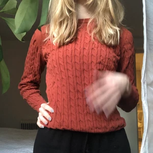 rostfärgad kabelstickad tröja 🧡 - kabeldrickad tröja i bommul. Använd ca 4 ggr så den är i fint skick. storlek S, passar även XS. Fick den i present så jag vet inte vilken affär den kommer från☺️