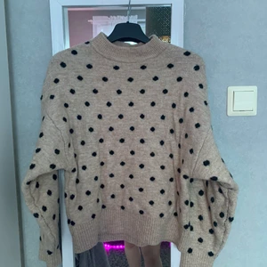 Prickig och stickad tröja  - Världens mysigaste stickade tröja från H&M!! Beige med svarta prickar och en hög krage!! Knappt använd :)