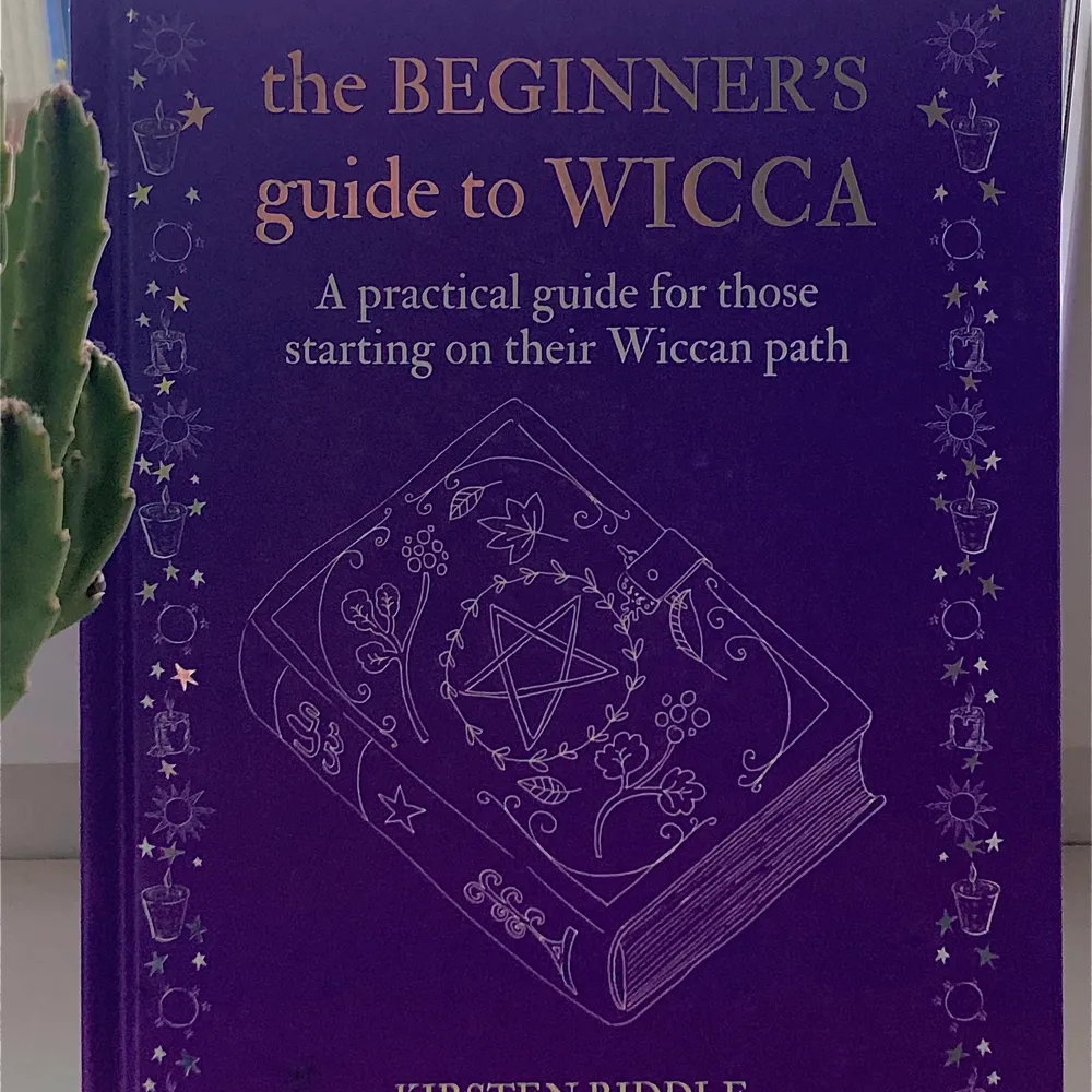 ”The beginners guide to WICCA” av Kirsten riddle. Super bra bok för nybörjare, har spells, rituals, moln magic, och mycket mer! <33 (‼️Orginal pris 200kr‼️). Övrigt.
