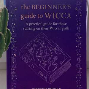 ”The beginners guide to WICCA” av Kirsten riddle. Super bra bok för nybörjare, har spells, rituals, moln magic, och mycket mer! <33 (‼️Orginal pris 200kr‼️)