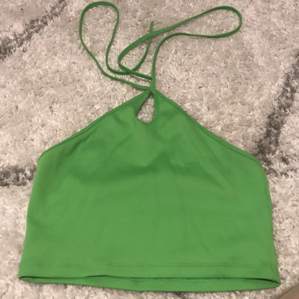 Säljer grönt linne från zara som man knyter runt halsen. Väldigt skönt å runt material och en fin grön färg. Inte kommit så mycket till användning så i ett bra skick . Toppar.