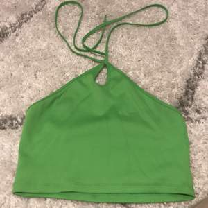 Säljer grönt linne från zara som man knyter runt halsen. Väldigt skönt å runt material och en fin grön färg. Inte kommit så mycket till användning så i ett bra skick 