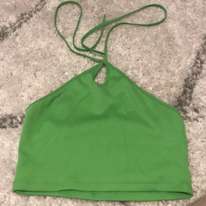 Linne Zara - Säljer grönt linne från zara som man knyter runt halsen. Väldigt skönt å runt material och en fin grön färg. Inte kommit så mycket till användning så i ett bra skick 