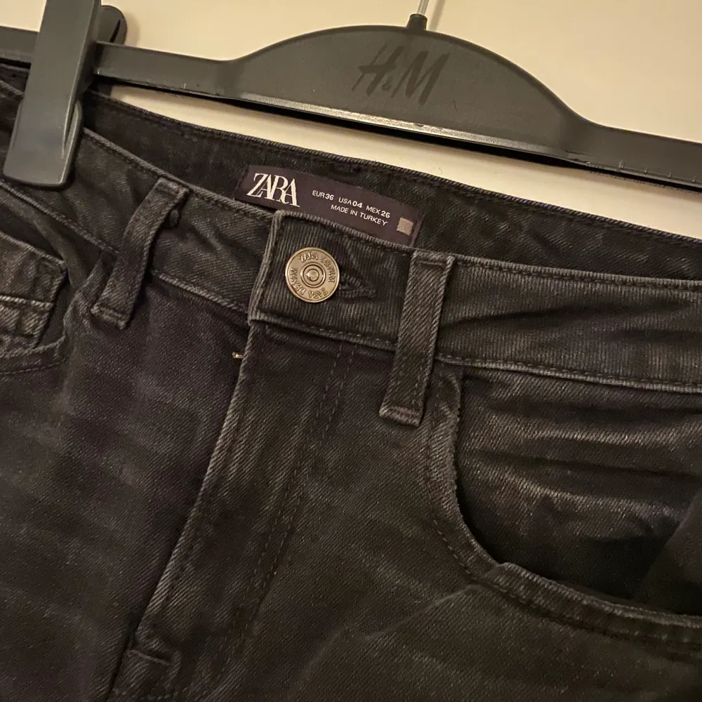Svarta Croppade jeans från Zara. Hög midja.. Jeans & Byxor.