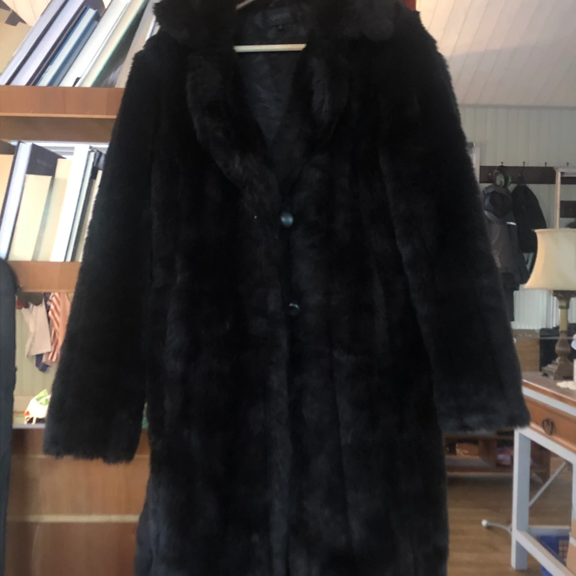 Svart fuskpäls - 90