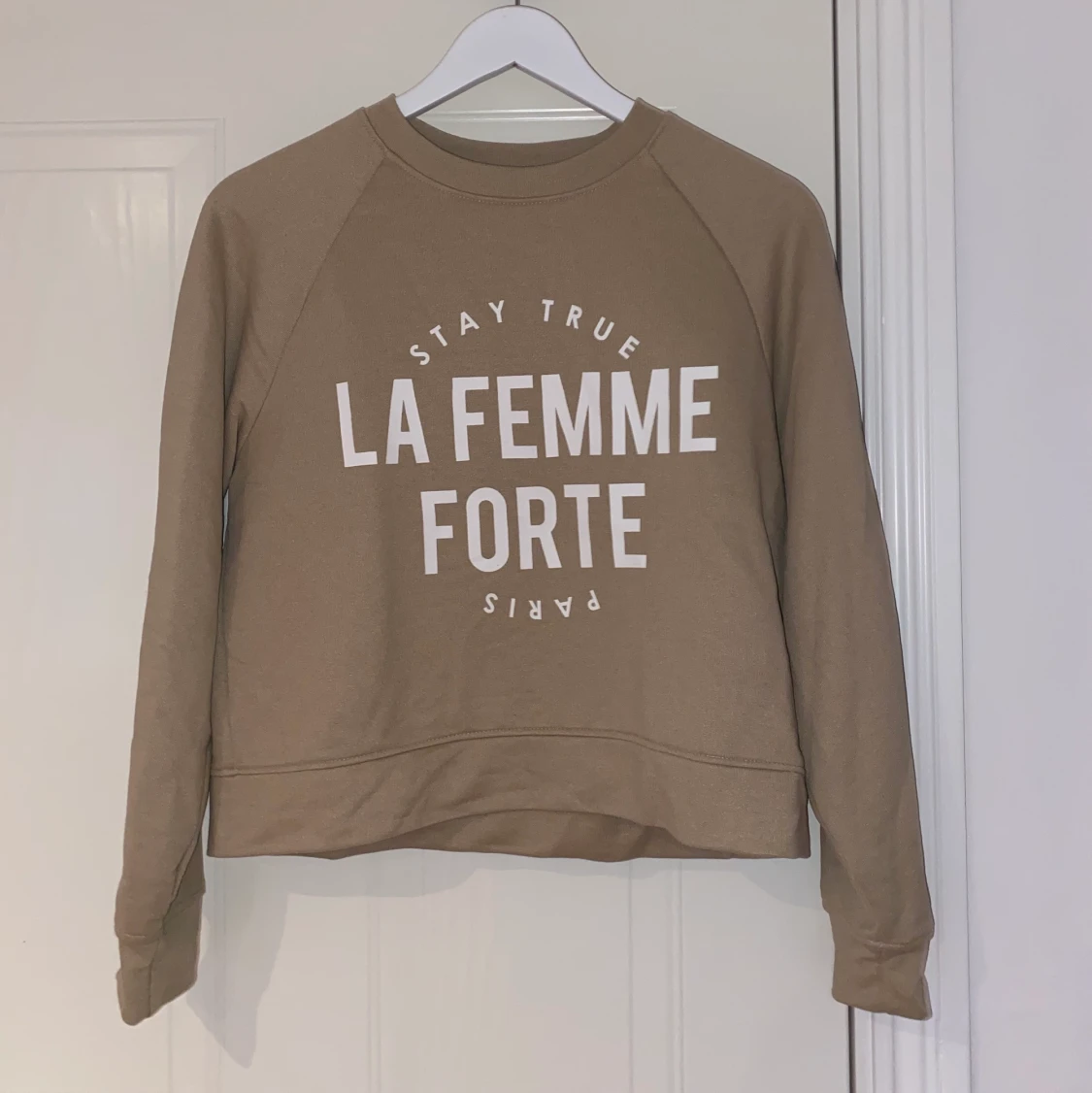 Beige tröja med text