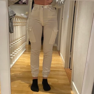 Vita jeans - Vita jeans från bikbok, med fickor på sidan av jeansen. Tyget är lite genomskinlig men inget anmärkningsvärt. Jag är 164cm