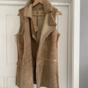 Pälsväst - Jättefint skick! Cool och snygg att ha med typ en skinnjacka under 