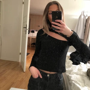 Svart långärmad med urringning vid halse - Svart jättefin långärmad tröja. Har en urringning vid halsen. Superskön och fin festligare topp. Från Nelly Trend storlek S🖤