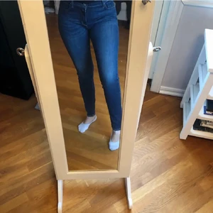 Replay jeans - Säljer mina snygga blåa jeans från Replay. Köpta för 1499 och knappt använda. Storlek 26 W 30 L och jag skulle säga att dem passar någon som har storlek 34-36 beroende på hur man vill att dem ska sitta. Köparen står för frakten!💕