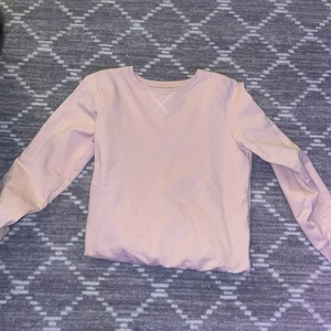 Rosa sweatshirt  - En rosa sweatshirt från lager 157 köpte för 150kr säljer för 45kr köparen sår för frakt frakt är typ 40kr inte andvänt OBS! PRISTET KAN DISKUTERA💞