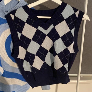 RUTIG VÄST - Säljer nu denna fina ”väst” i jätte skönt material. Fungerar att använda enskilt eller över en annan långärmad tröja 💗 Jättefint mönster med en blå/vit aesthetic! Har en klassisk ribbad krage i V-ringat som syns på bild 2! (: Osäker på vart den är köpt men den är i nyskick! <3