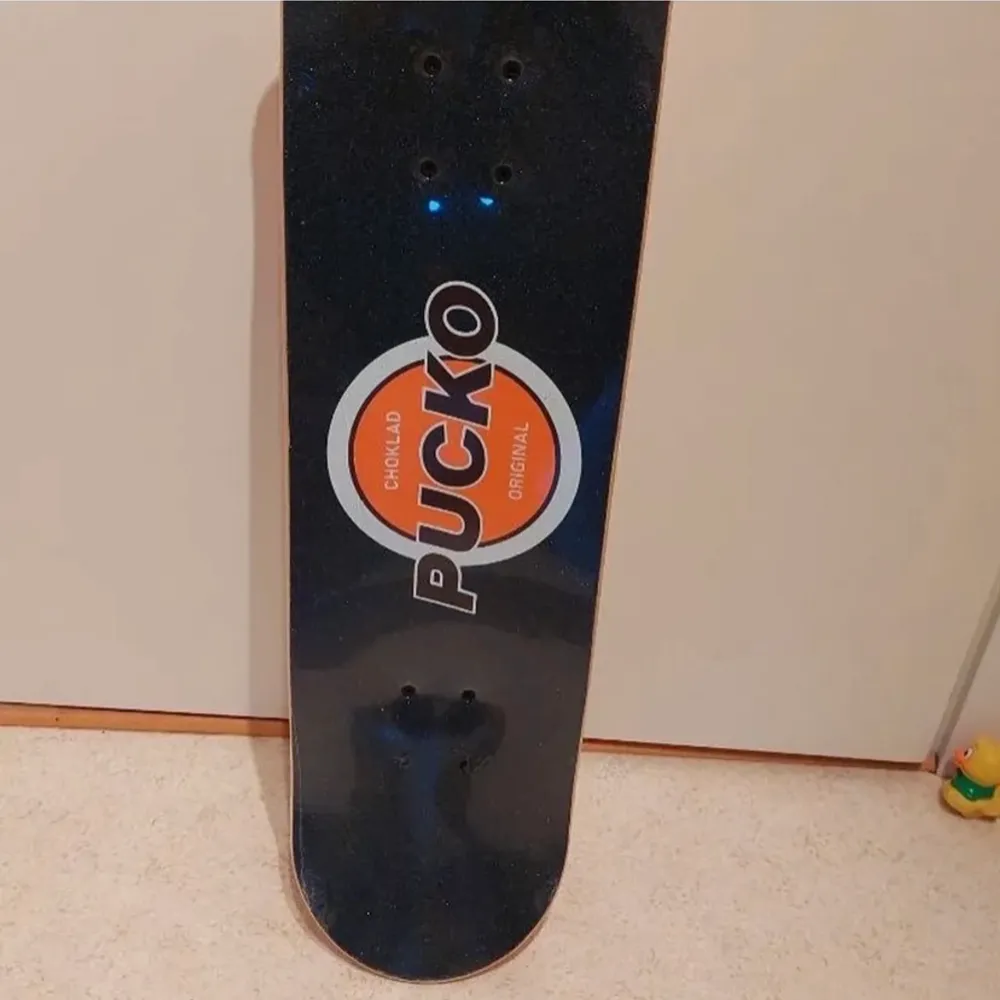 Helt oanvänd, cool och unik skateboard med plast kvar runt om. Säljer på grund av att den ej används. Säljes för 500kr eller högst bud. Övrigt.