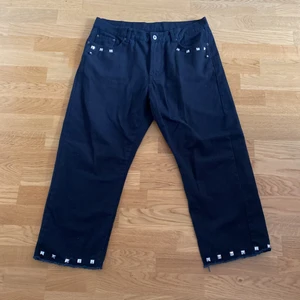 Mcgordon jeans med nitar black denim  - Ett bara svarta baggy jeans med nitar vid fickan och vid foten . Vid midjan står det 38 men med ett bälte passar dem perfekt. Dem är också lite uppklippta vid foten. Pris kan alltid diskuteras 