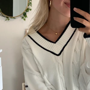 Virkad snygg vit tjocktröja! - Supersnygg och oversized virkad vit tröja med snygga detaljer. Tröjan säljer jag eftersom den inte kommit till användning <3 Finns en liten fläck på tröjan men den är inte märkvärdig. Går förmodligen bort med lite medel :) ställ frågor om ni har några 💕