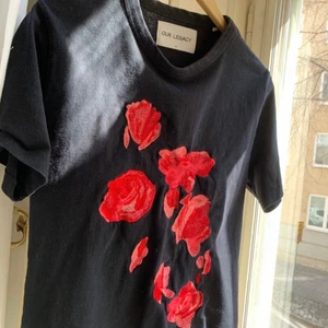 Our Legacy T shirt - Our legacy tee som tyvärr e för liten för mig :( Den är i storlek S och sitter som en vanlig t shirt. Designen är broderad så de prima kvalle🤑