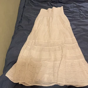 Lindex Kjol - En snygg lång kjol från Lindex. Den har många detaljer, och på insidan av kjolen vid övre benen finns det en innerkjol. Jag har andvänt den ungefär 10 gånger. Den kan ha en pytteliten fläck på framsidan som verkligen inte syns(det är en annan ton av vit fläck). Det är pris+frakt. ❤️ Och den går ner till mina fotleder och jag är 165.