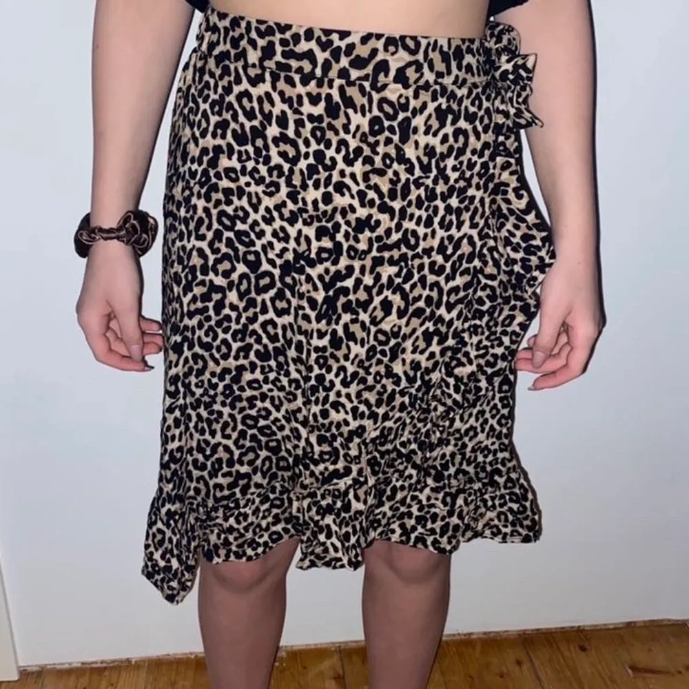 Lång leopard kjol från Lindex (barn) men funkar för vuxen också❤️. Kjolar.