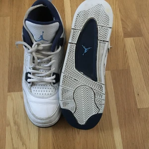 Jordan 4 - Jordan 4 i Retro Blue. Använda men i bra skick. Bild på små slitningar finns i annons. Kan mötas annars tillkommer frakt.