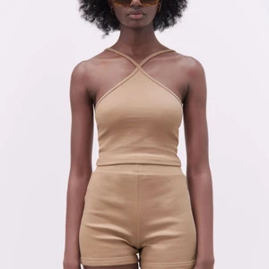 Zara Topp - Jättefin beige topp från ZARA, strl S! Använd 1 gång och säljer den då banden är för långa för mig.  