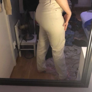 Beige/vita jeans  - Jätte fina jeans från gina tricot. Stl 40 men skulle passa mindre storlek också💌 Köparen står för frakt.