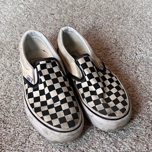 Vans slip ons rutiga - Vans rutiga. Köpta på Zalando. Nypris 600kr. Välanvända men bra skick. Storlek 38 men passar mig som är 39 också.
