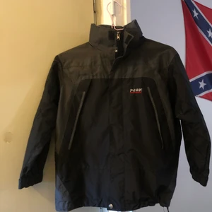 Peak performance jacka - Grå peak performance regnjacka. Det är barn st i xl men funkar som vanlig st i xs men även S. Använt den tre gånger Max.